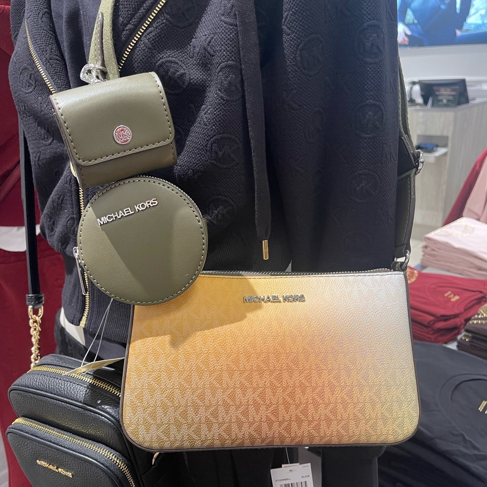 MICHAEL KORS Jet Set Sm Ombré Signature Logo Crossbody Case Apple Airpods Pro® - Picture 11 of 16